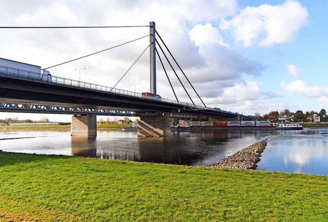 Rhein und Rheinbrcke beim Pegel Maxau in Karsruhe.  | Foto: Uli Deck (dpa)