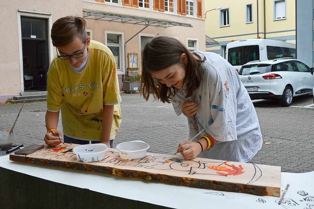 Lukas und Lisa aus Neumarkt arbeiten an ihrer Stele.  | Foto: Horatio Gollin