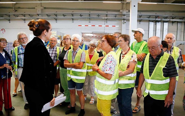 In gelben Signalwesten erforschten die...und BZ-Leser das Aldi-Logistikzentrum.  | Foto: Sandra Decoux-Kone