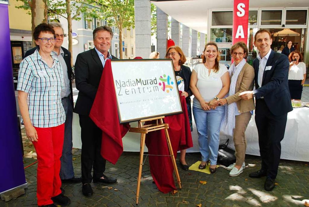 Christina Hopfner, Michael Schmitt-Mit...hllten am Donnerstag die Namenstafel.  | Foto: Thomas Loisl Mink
