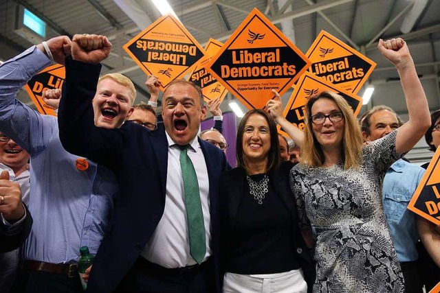 Die Liberaldemokratin Jane Dodds (Mitt...der Grafschaft Brecon und Radnorshire.  | Foto: ISABEL INFANTES (AFP)