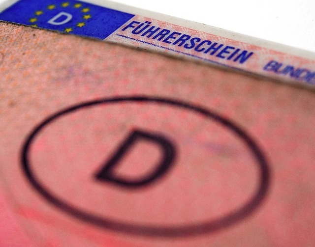 Der rosafarbene Papierfhrerschein ist...chichte. Es folgt der EU-Fhrerschein.  | Foto: Andrea Warnecke (dpa)