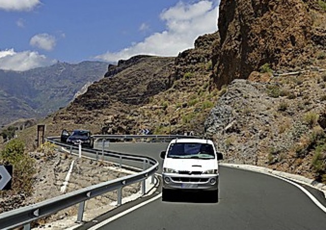 Im Gebirge  vorsichtig und vorausschauend fahren.  | Foto: DEKRA (dpa)