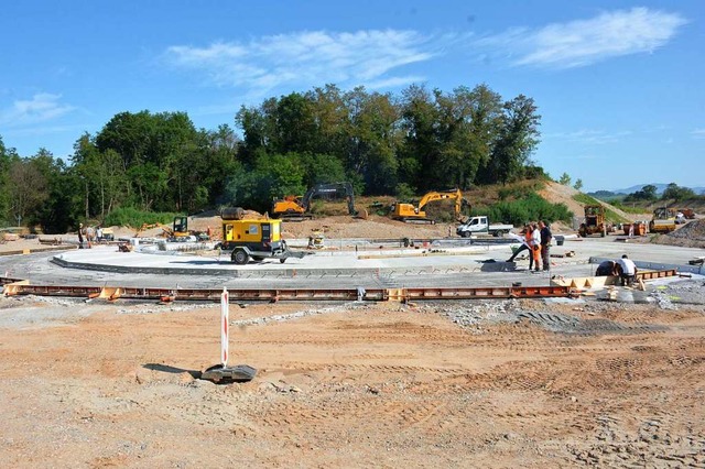 Am Heldelinger Kreisel kommen Haltinge...d Nordwestumfahrung (rechts) zusammen.  | Foto: Hannes Lauber