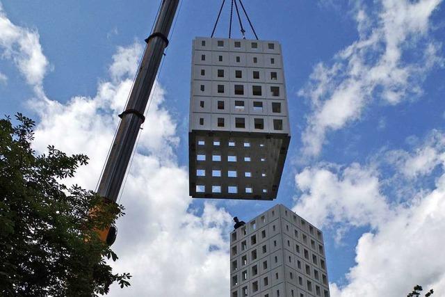 Der neue Turm der Kreuzkirche wurde zusammengesetzt wie Legosteine