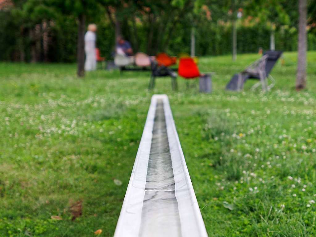 Faszinierende Wasserspiegelungen auf dem Vitra Brunnen.