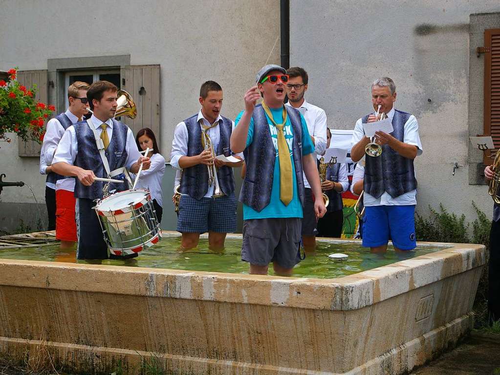 Ein Bild der Cold Water Challenge, bei der der Musikverein Haltingen 2014 mitgemacht hat. (Damals musste man nicht fragen... sowieso waren alle einverstanden).