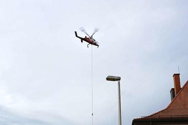 Oberleitungsmasten an der Breisgau S-Bahn werden via Lastenhelikopter montiert
