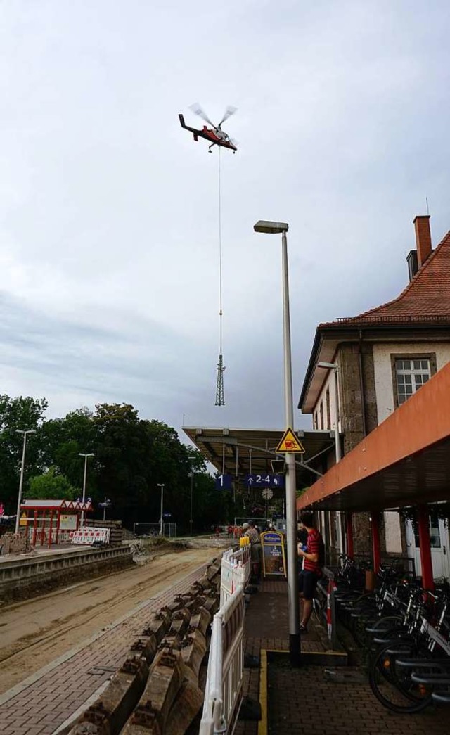 Ein Helikopter liefert einen Oberleitungsmast an.  | Foto: Julius Wilhelm Steckmeister