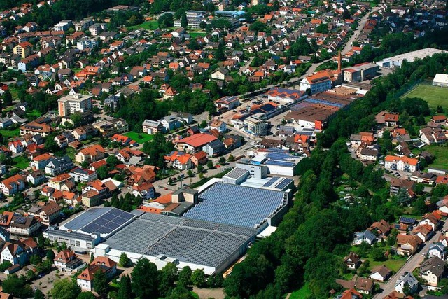 Die Photovoltaikanlage auf den alten W...r Brennet-Werkshallen zu ermglichen.   | Foto: Erich Meyer