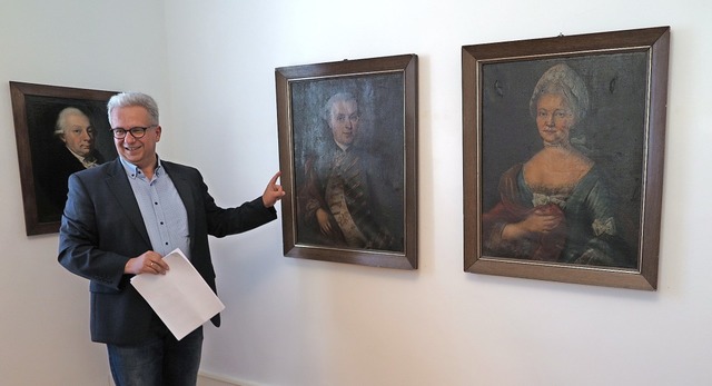 Museumsleiter Jan Merk erlutert die u..., das Groherzog Karl-Friedrich zeigt.  | Foto: Dorothee Philipp
