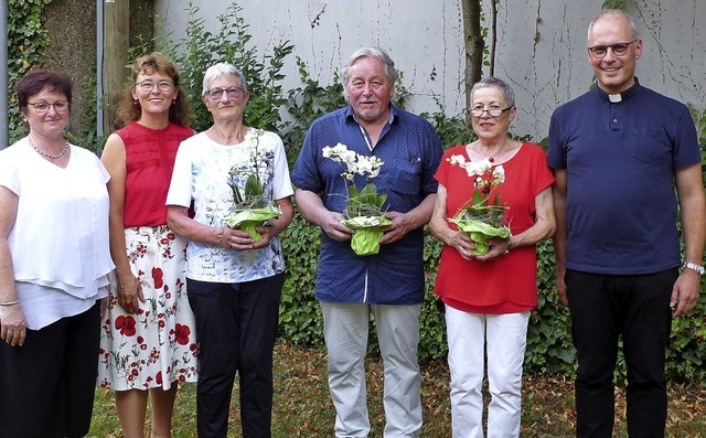 Ehrungen beim Kirchenchor: (von links)... Heitzmann und Pfarrer Johannes Mette   | Foto: Alfons Vgele