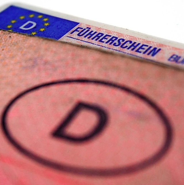 Der rosafarbene Papierfhrerschein ist...hichte. Es folgt der EU-Fhrerschein.   | Foto: Andrea Warnecke (dpa)