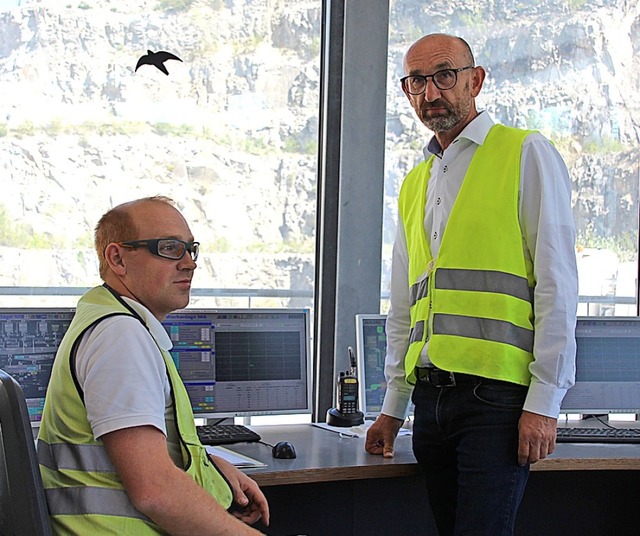 Produktionsleiter Marcus Hauri (links)...des Btzinger Mineralstoffwerks Hauri   | Foto: Mario Schneberg