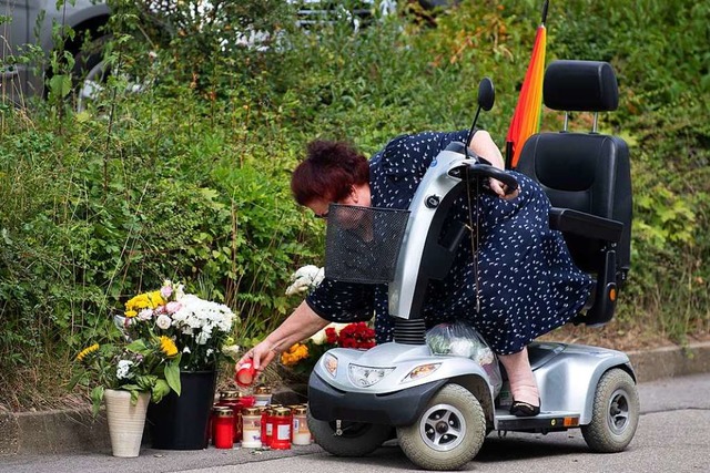 Eine Frau stellt in unmittelbarer Nhe...anderen auf offener Strae erschlagen.  | Foto: Marijan Murat (dpa)