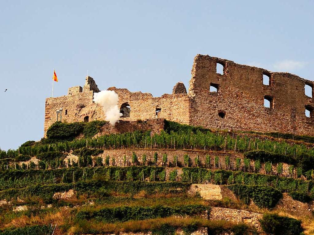 Bllerschsse von der Burg erffneten den Festumzug