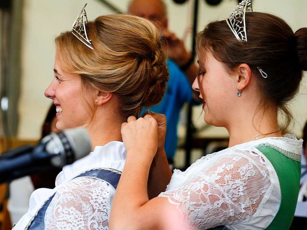 Mit Umzug und Krnung der neuen Markgrfler Weinprinzessin Jessica Himmelsbach ging es am Freitag los. Noch bis Montag hat das Weinfest in Staufen geffnet.