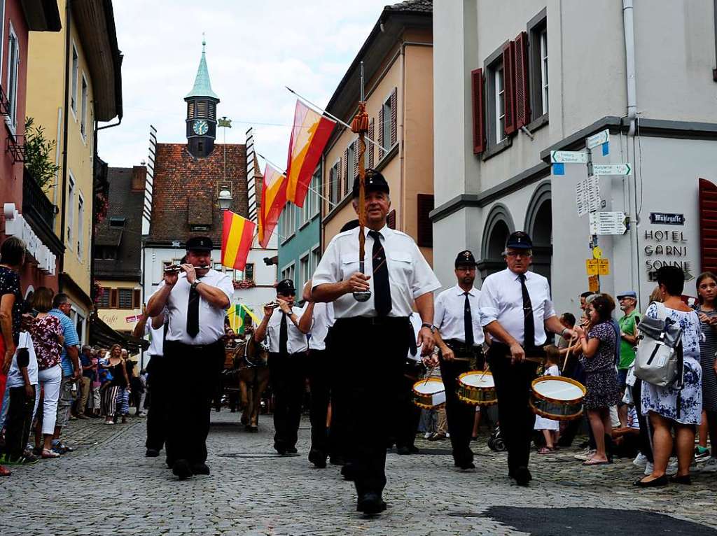 Mit Umzug und Krnung der neuen Markgrfler Weinprinzessin Jessica Himmelsbach ging es am Freitag los. Noch bis Montag hat das Weinfest in Staufen geffnet.