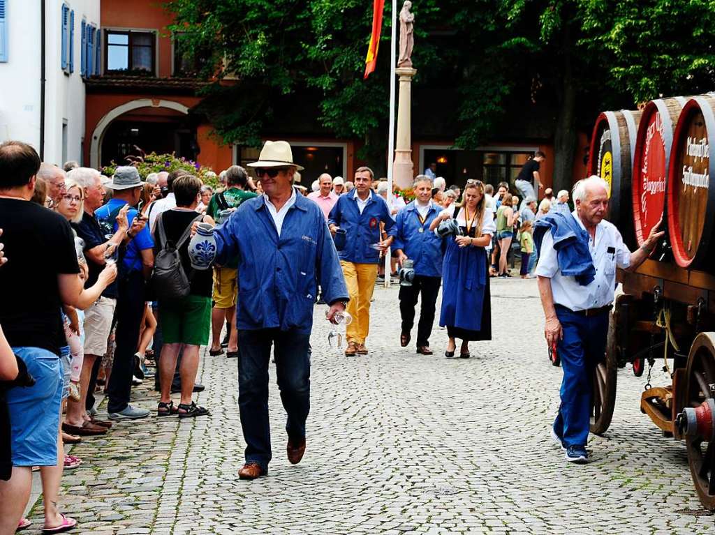 Mit Umzug und Krnung der neuen Markgrfler Weinprinzessin Jessica Himmelsbach ging es am Freitag los. Noch bis Montag hat das Weinfest in Staufen geffnet.