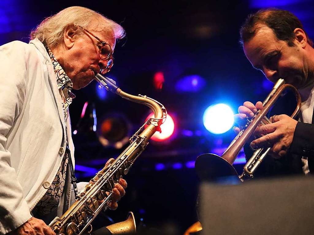 Groartiger Ausklang der Open-Air-Saison im Bad Krozinger Kurpark mit einem fulminanten Jazz-Rock-Abend mit einem bestens aufgelegten Klaus Doldinger, seiner Formation Passport und Gaststar Joo Kraus an der Trompete.