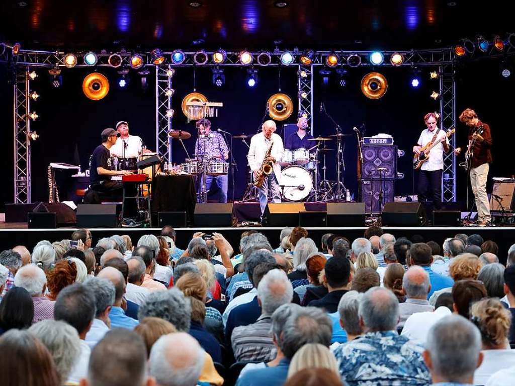 Groartiger Ausklang der Open-Air-Saison im Bad Krozinger Kurpark mit einem fulminanten Jazz-Rock-Abend mit einem bestens aufgelegten Klaus Doldinger, seiner Formation Passport und Gaststar Joo Kraus an der Trompete.