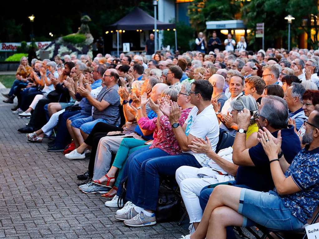 Groartiger Ausklang der Open-Air-Saison im Bad Krozinger Kurpark mit einem fulminanten Jazz-Rock-Abend mit einem bestens aufgelegten Klaus Doldinger, seiner Formation Passport und Gaststar Joo Kraus an der Trompete.