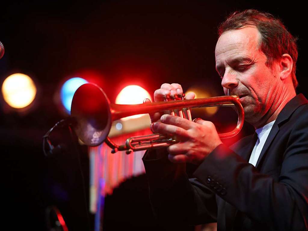 Groartiger Ausklang der Open-Air-Saison im Bad Krozinger Kurpark mit einem fulminanten Jazz-Rock-Abend mit einem bestens aufgelegten Klaus Doldinger, seiner Formation Passport und Gaststar Joo Kraus an der Trompete.