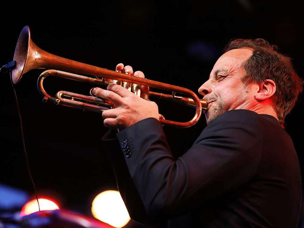 Groartiger Ausklang der Open-Air-Saison im Bad Krozinger Kurpark mit einem fulminanten Jazz-Rock-Abend mit einem bestens aufgelegten Klaus Doldinger, seiner Formation Passport und Gaststar Joo Kraus an der Trompete.