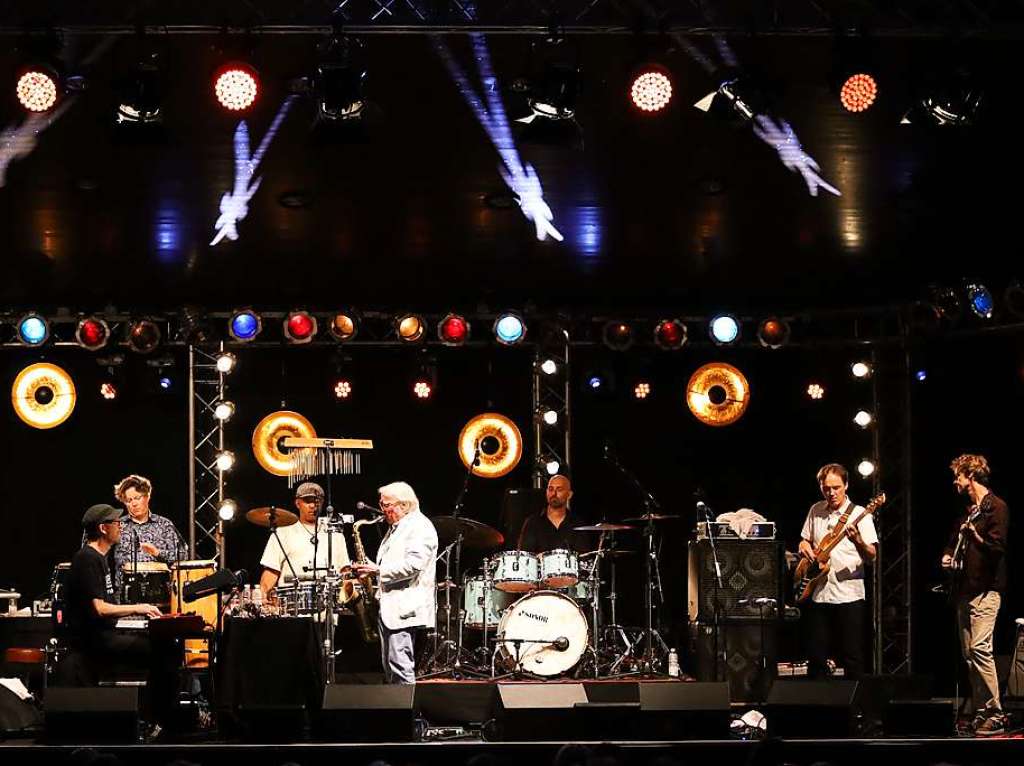 Groartiger Ausklang der Open-Air-Saison im Bad Krozinger Kurpark mit einem fulminanten Jazz-Rock-Abend mit einem bestens aufgelegten Klaus Doldinger, seiner Formation Passport und Gaststar Joo Kraus an der Trompete.