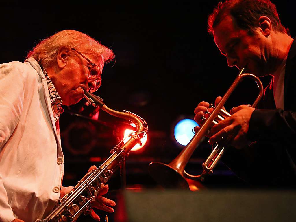 Groartiger Ausklang der Open-Air-Saison im Bad Krozinger Kurpark mit einem fulminanten Jazz-Rock-Abend mit einem bestens aufgelegten Klaus Doldinger, seiner Formation Passport und Gaststar Joo Kraus an der Trompete.