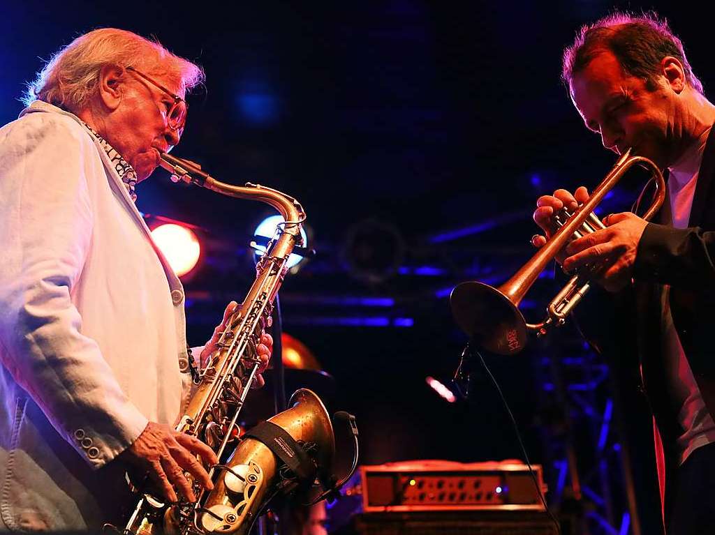 Groartiger Ausklang der Open-Air-Saison im Bad Krozinger Kurpark mit einem fulminanten Jazz-Rock-Abend mit einem bestens aufgelegten Klaus Doldinger, seiner Formation Passport und Gaststar Joo Kraus an der Trompete.