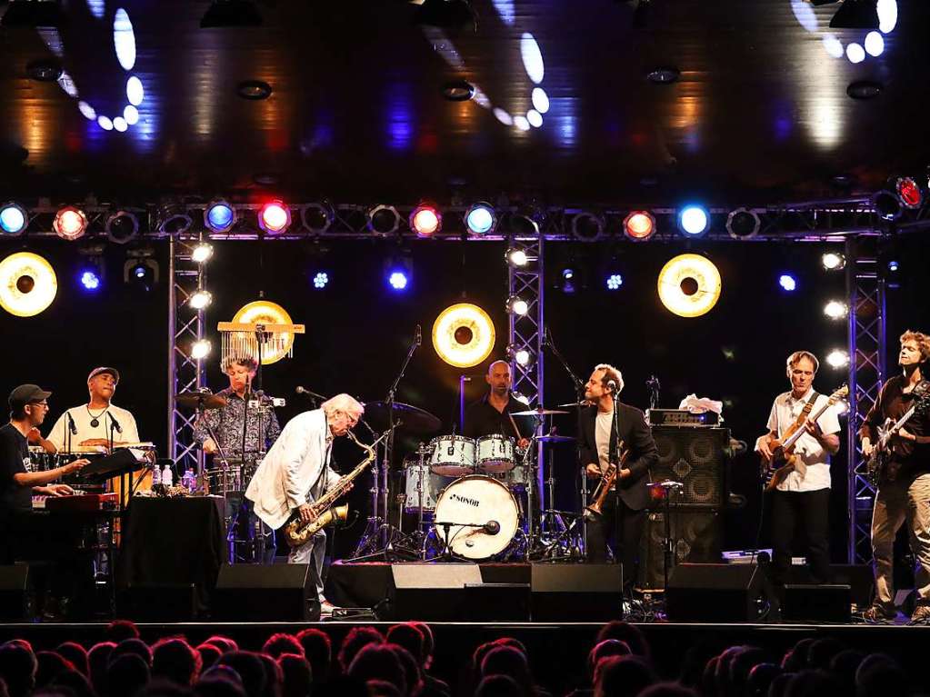 Groartiger Ausklang der Open-Air-Saison im Bad Krozinger Kurpark mit einem fulminanten Jazz-Rock-Abend mit einem bestens aufgelegten Klaus Doldinger, seiner Formation Passport und Gaststar Joo Kraus an der Trompete.