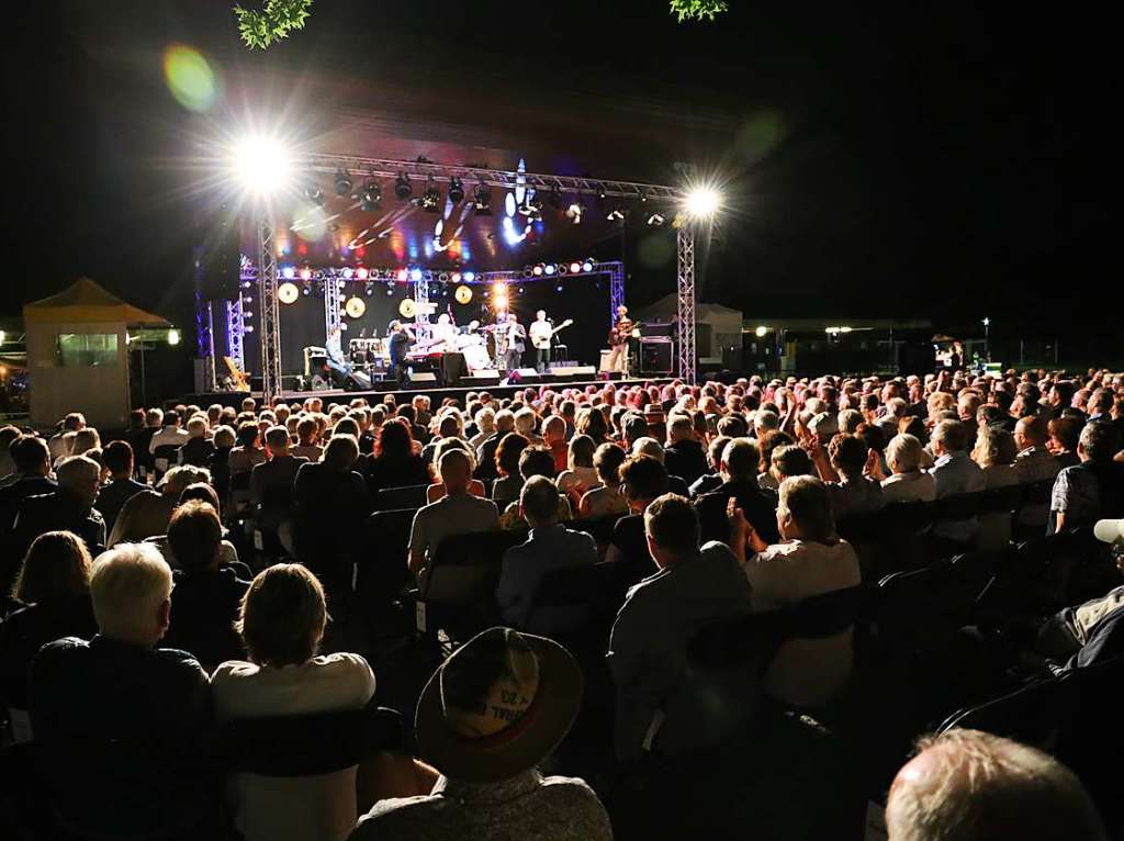 Groartiger Ausklang der Open-Air-Saison im Bad Krozinger Kurpark mit einem fulminanten Jazz-Rock-Abend mit einem bestens aufgelegten Klaus Doldinger, seiner Formation Passport und Gaststar Joo Kraus an der Trompete.