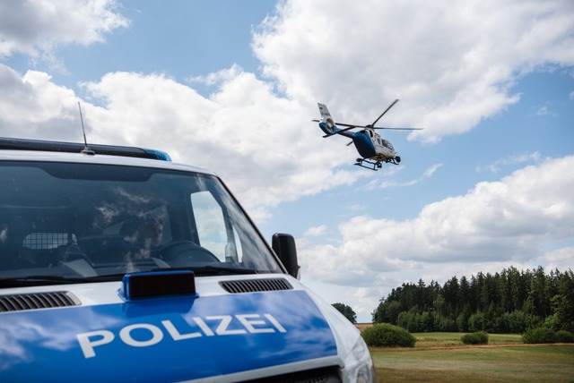 Die Polizei suchte den Vermissten auch mit dem Hubschrauber (Symbolbild).  | Foto: Nicolas Armer (dpa)