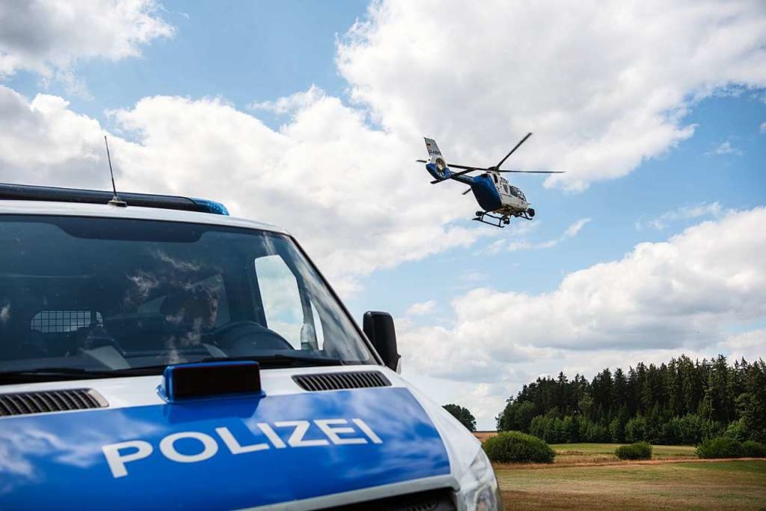 Auch mit einem Hubschrauber hatte die ...h dem Vermissten gesucht (Symbolbild).  | Foto: Nicolas Armer (dpa)