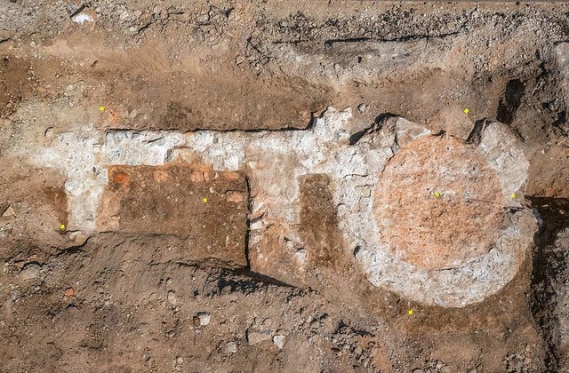 Bei den Bauarbeiten in Mumpf kamen die... (rund), wie diese Luftaufnahme zeigt.  | Foto: Kantonsarchologie Aargau