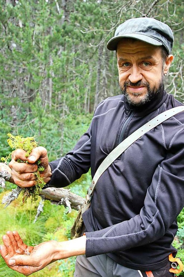 Pascal von Sengbusch drckt Wasser aus einem Bschel Torfmoos.  | Foto: Stephanie Streif