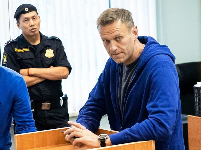 Alexej Nawalny in einem Gerichtssaal: ...m immer wieder Haftstrafen einbrachte.  | Foto: Pavel Golovkin (dpa)