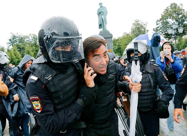 Erneut ging die Polizei gegen Demonstr...i der bevorstehenden Regionalwahl vor.  | Foto: Alexander Zemlianichenko (dpa)