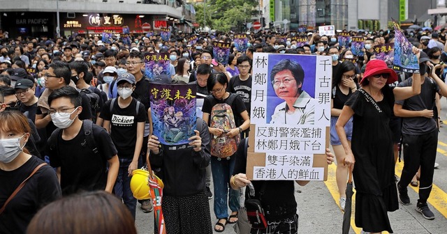 In Schwarz gekleidete Demonstranten zo...urch das Hongkonger Viertel Mong Kok.   | Foto: Vincent Thian