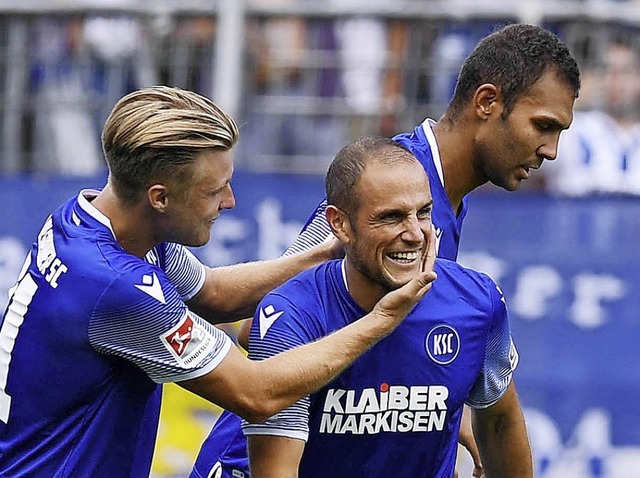 Die Karlsruher Marco Thiede, Manuel St...l Gordon freuen sich ber ihren Sieg.   | Foto: Uli Deck (dpa)