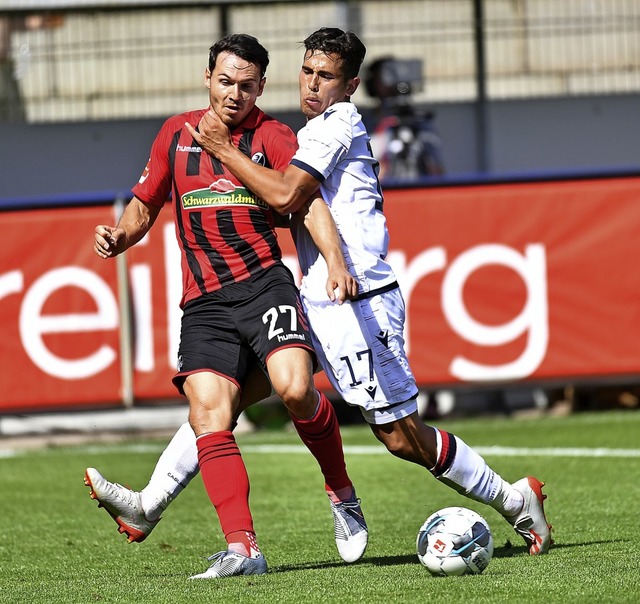 Zweikampf im Test: Der Freiburger Mitt...einem Cagliari-Spieler hart bedrngt.   | Foto: Achim Keller