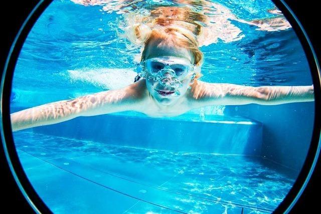 Wieso sieht man unter Wasser ohne Taucherbrille unscharf?