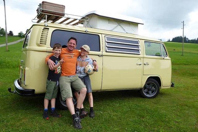 Neustdter Familie verbringt mit ihrem VW-Bus von 1973 den Alltag