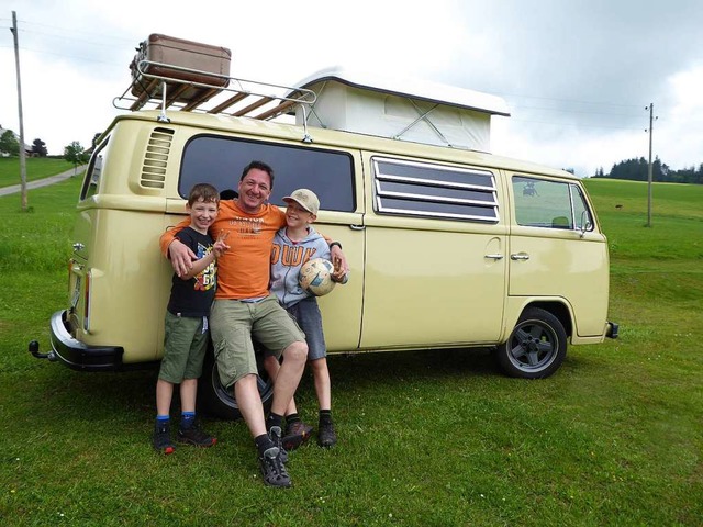 Christian Wissler mit seinen Shnen Nico und Luca vor dem Bus  | Foto: Peter Stellmach