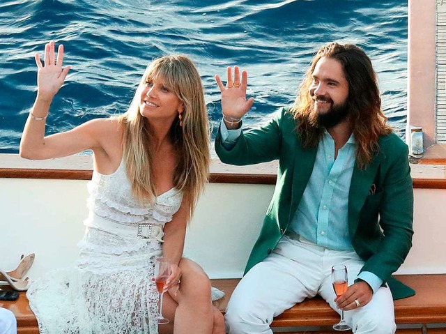 Topmodel Heidi Klum und Musiker Tom Kaulitz winken von einem Boot.  | Foto: Sanjin Strukic (dpa)