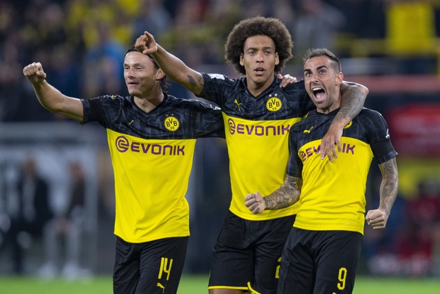 Paco Alcacer (rechts) bejubelt sein To...it Axel Witsel (Mitte) und Nico Schulz  | Foto: Guido Kirchner (dpa)