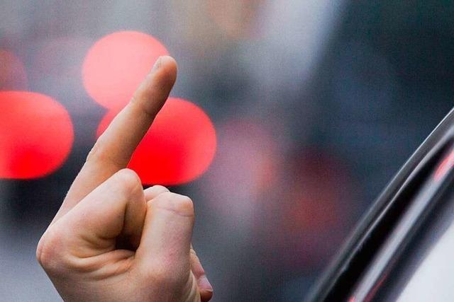 Der Mittelfinger wird gereckt im Streit zwischen Autofahrer und Fugngerin