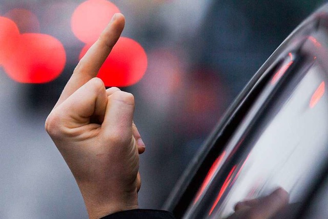 Eine junge Frau erschrickt, weil ein A...finger und beleidigt ihn (Symbolbild).  | Foto: Jens Bttner