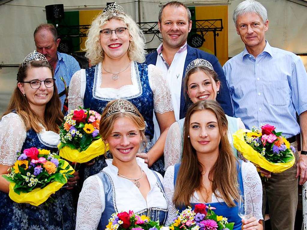 Vorne links die neue Weinprinzessin Jessica Himmelsbach, daneben Vorgngerin Annika Stork, dahinter die  Badische Weinknigin Sina Erdrich mit Prinzessinnen  Hanna Mussler (links) und Simona Maier sowie Markus Bchin und  M. Benitz (rechts)